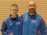 Robert Mitschang (links) freut sich mit seinem Trainer Sebastian Bezem über den Titelgewinn
